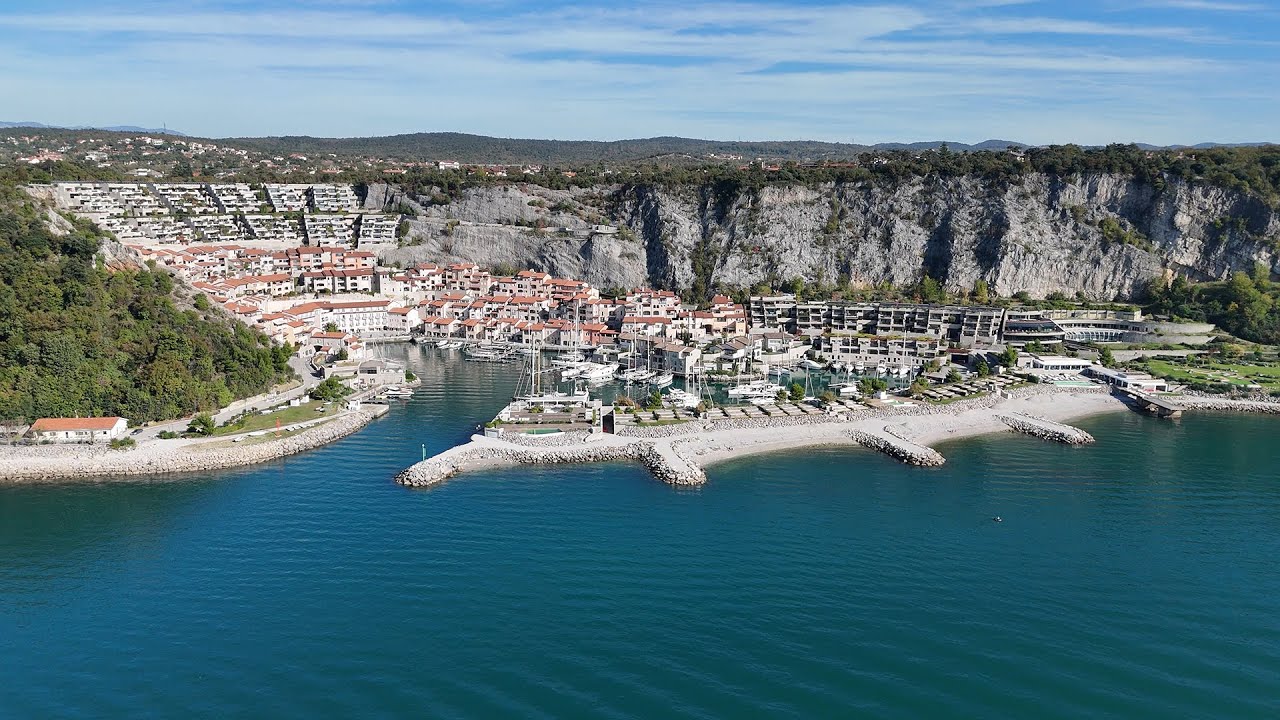 Baia di Sistiana e Portopiccolo visti dal drone in 4K