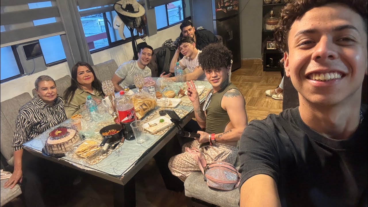 Esperando el pozole con Fam Guevara , Pepe , Trixy , Vicky , El Mojón , Rosa y Devanny