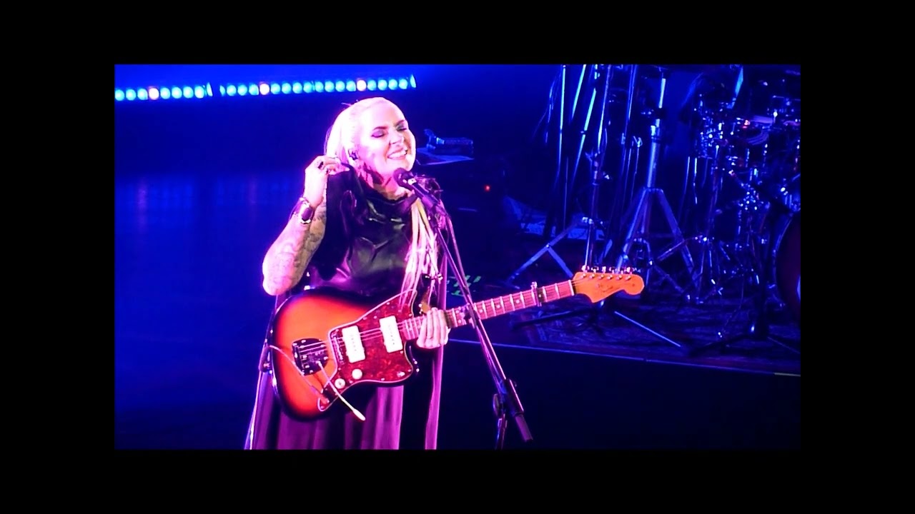 Eivør - Enn (live @ TivoliVredenburg Utrecht 03.10.2024) 3/4