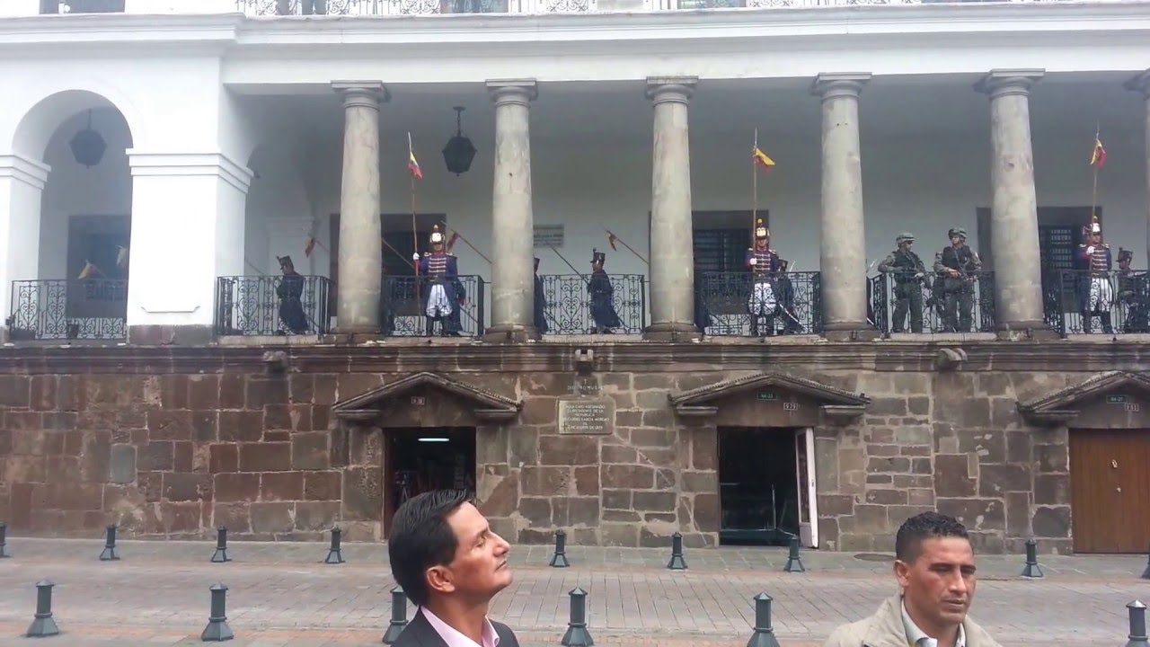 Cambio de guardia en el palacio Presidencial Carondelet, Quito, Ecuador