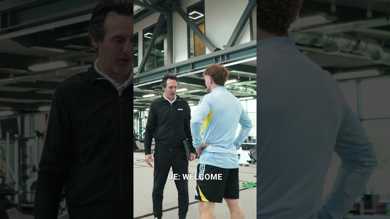 A wholesome interaction between Unai Emery and Harvey Elliott 🤗