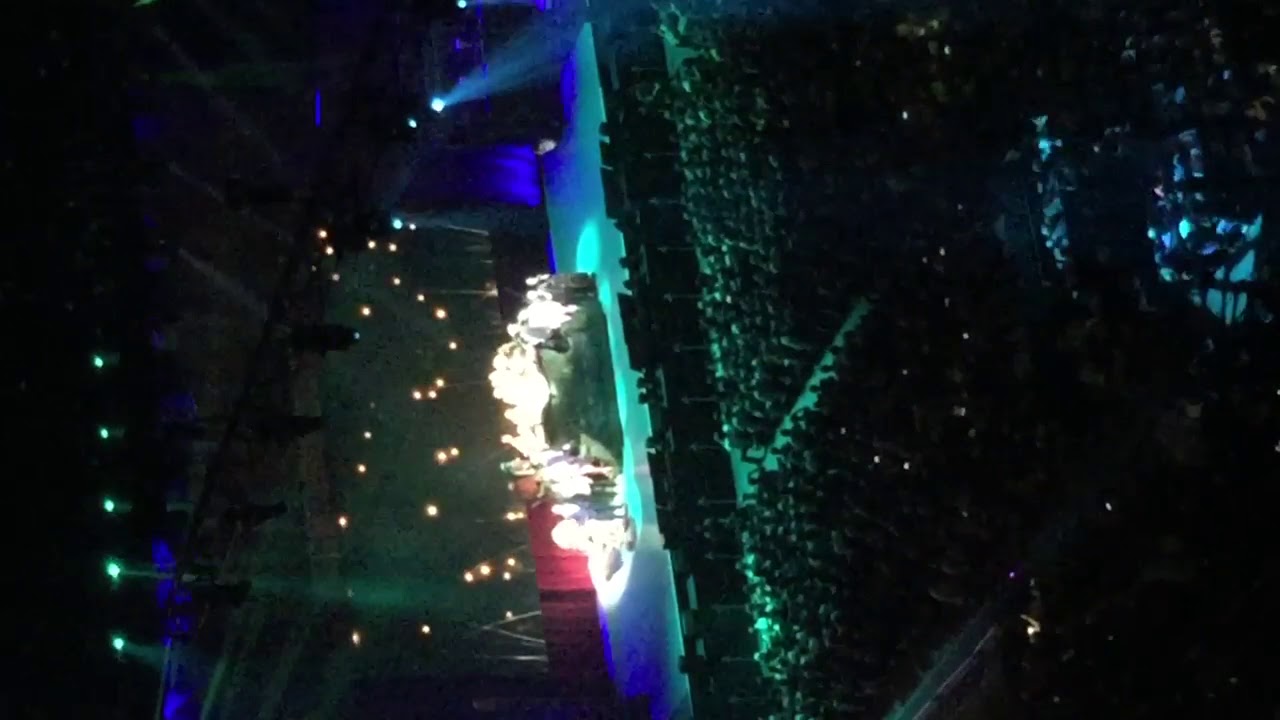 The Muppets Take The O2 Live In London - Rainbow Connection & The Magic Store