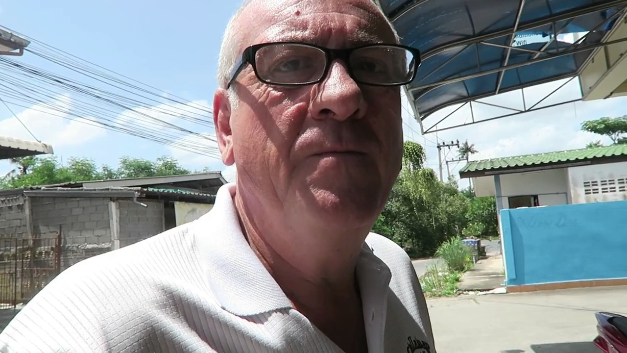 PATTAYA EAST SIDE, LOW BUDGET APARTMENTS WITH POOL & MEETING A LEGEND Vlog 211