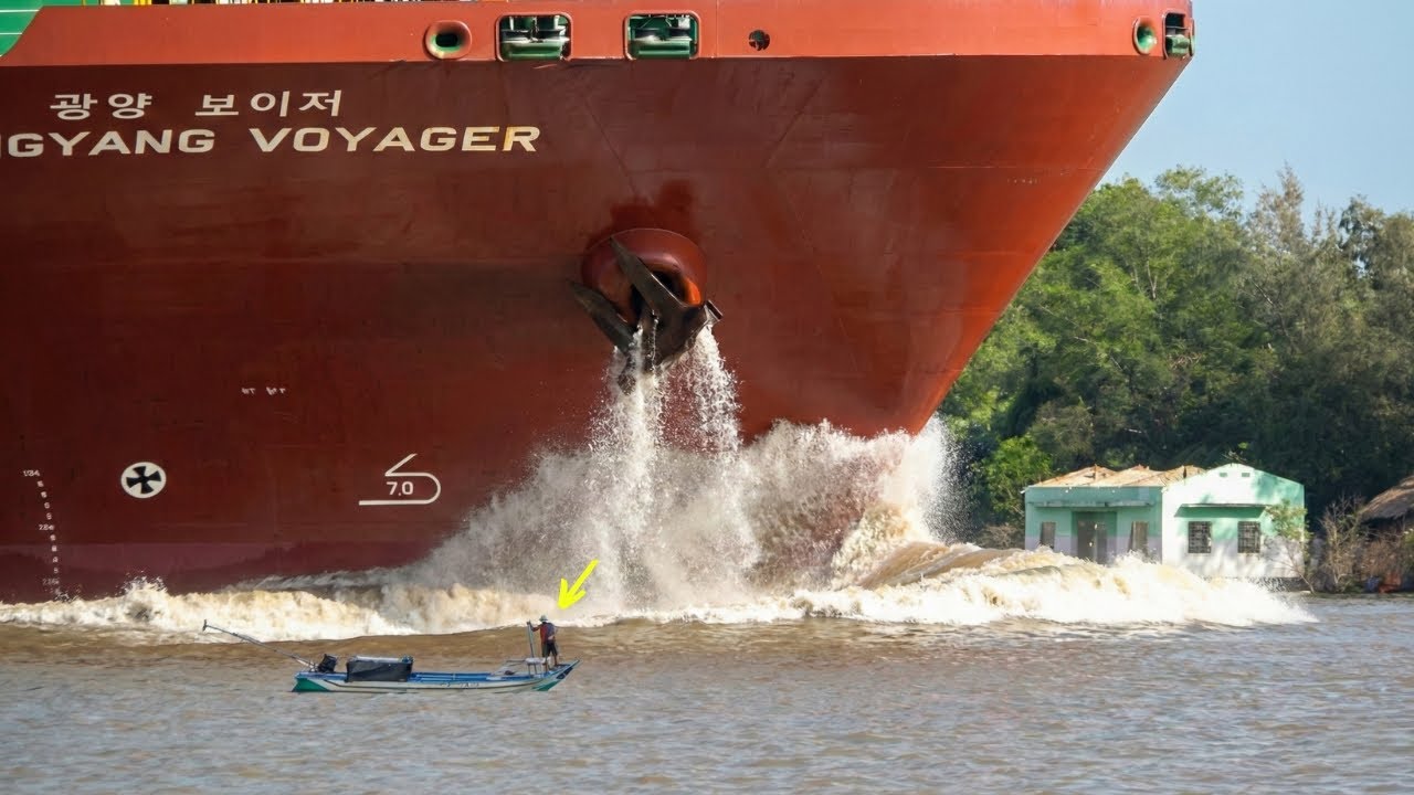 Watch the Anchor Wash! Container Ship Releases Massive Water in a Tight Turn