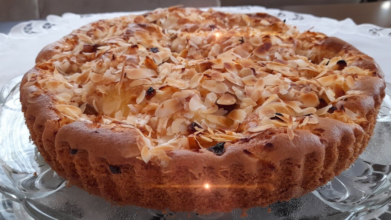كيكة  بالتفاح🍏 و الكريمة و الزبيب و اللوز خرافية ألذ منها مكينش خفيفة هشيشة كذوب فالفم روعة 👍👍👍❤