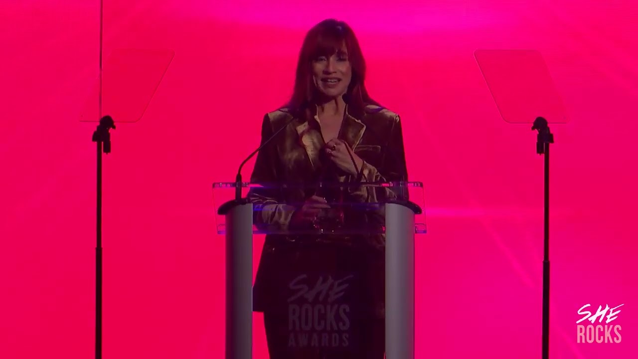Лиза Макдональд из компании Yamaha получает награду She Rocks Award 2026 года.