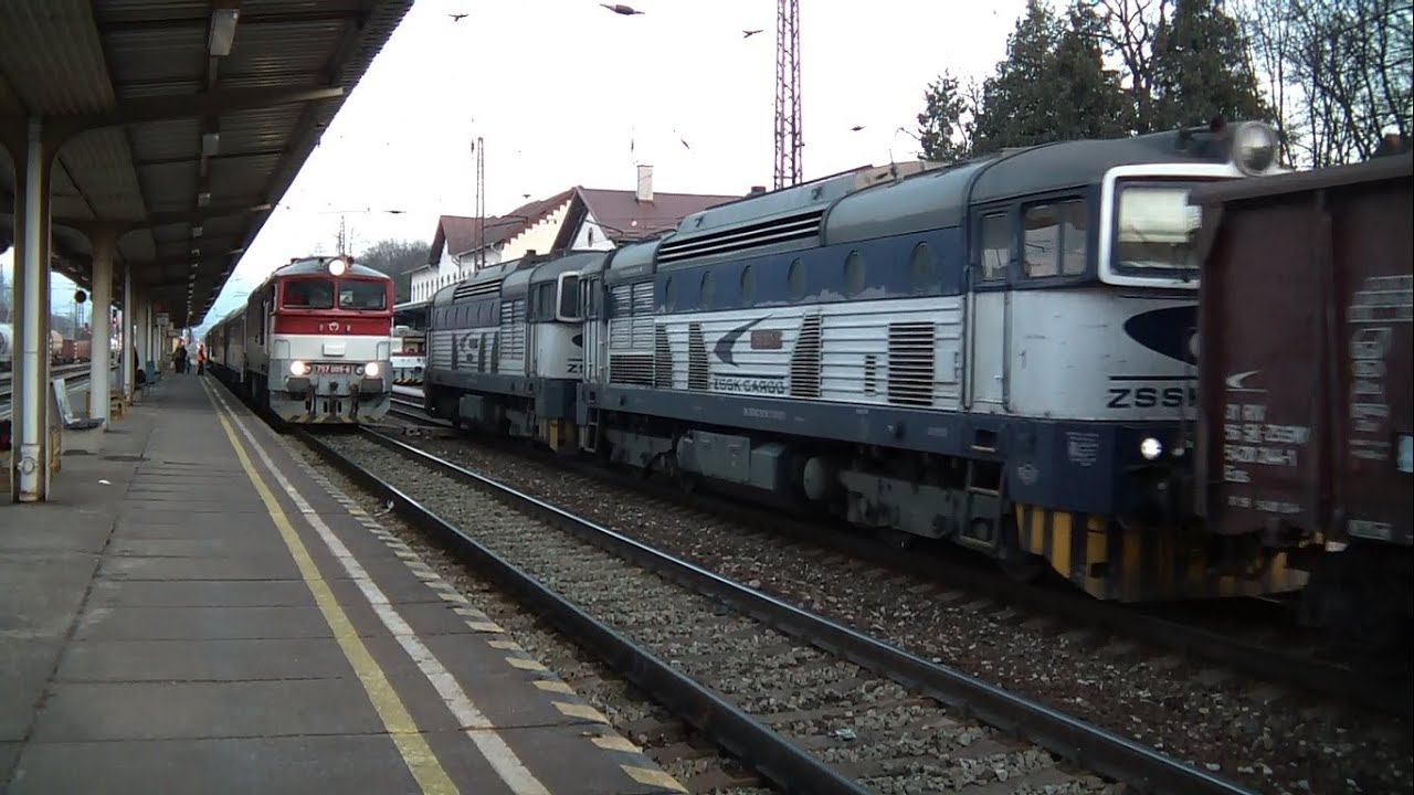 ZSSK CARGO vs. ZSSK - Stretnutie dvoch vlakov v železničnej stanici Vr&uacute;tky