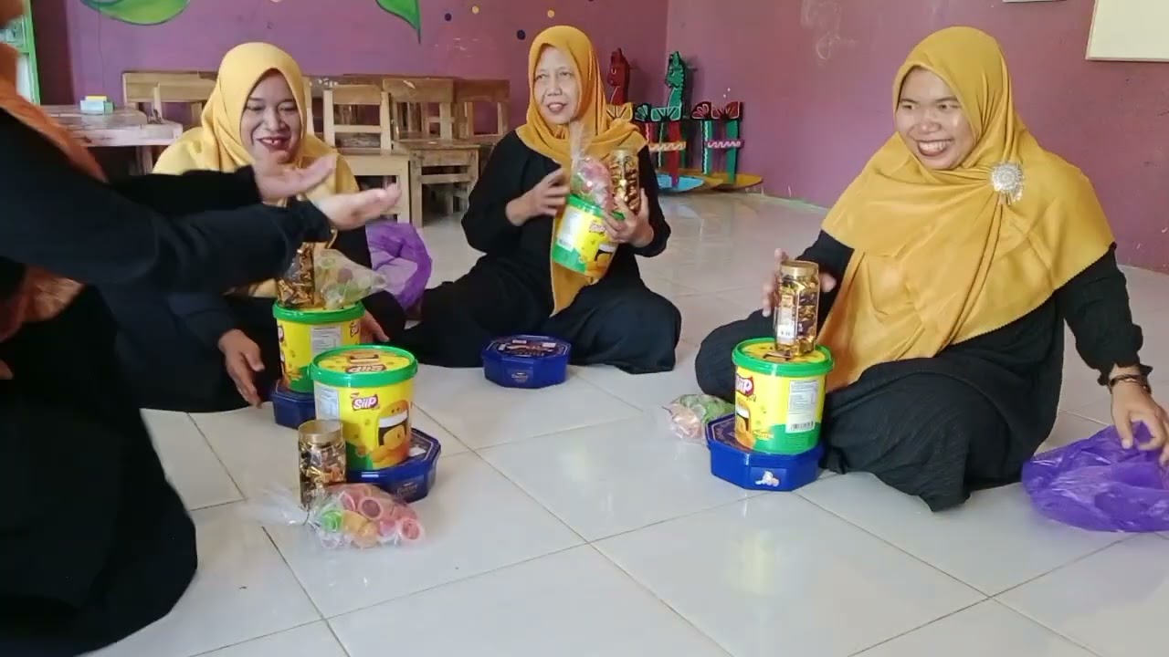 Bu guru ikut trand tukar snack lebaran😀 #tkdharmawanitakaranganyar4 #tukarsnack #lebaran2026 #fypシ゚ 