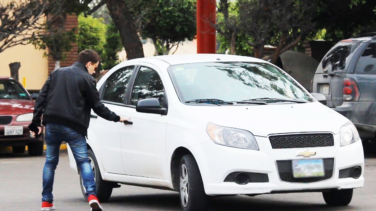 ENTRANDO A CARROS DE DESCONOCIDOS!!  BROMA!!