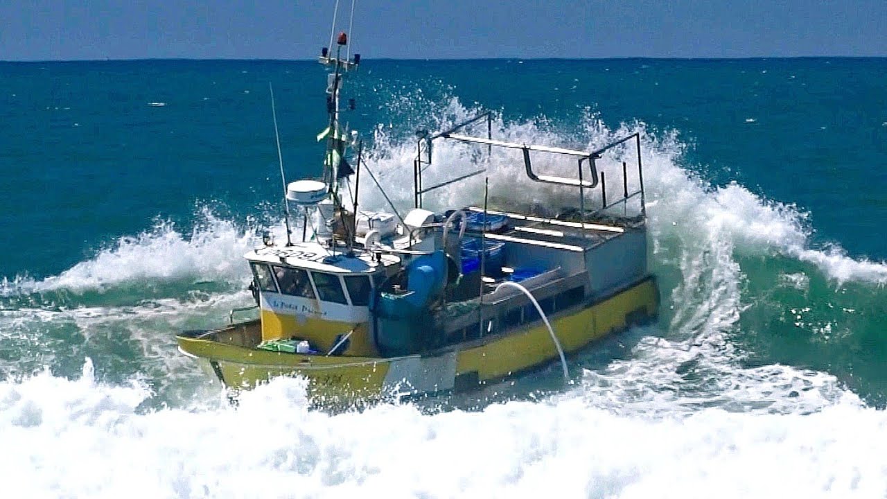 📛 ATTENTION UN BATEAU DE PÊCHE PRIS DANS DES DÉFERLANTES À CAPBRETON. ‎BIGWAVES🌊😨. @Alex.rolland