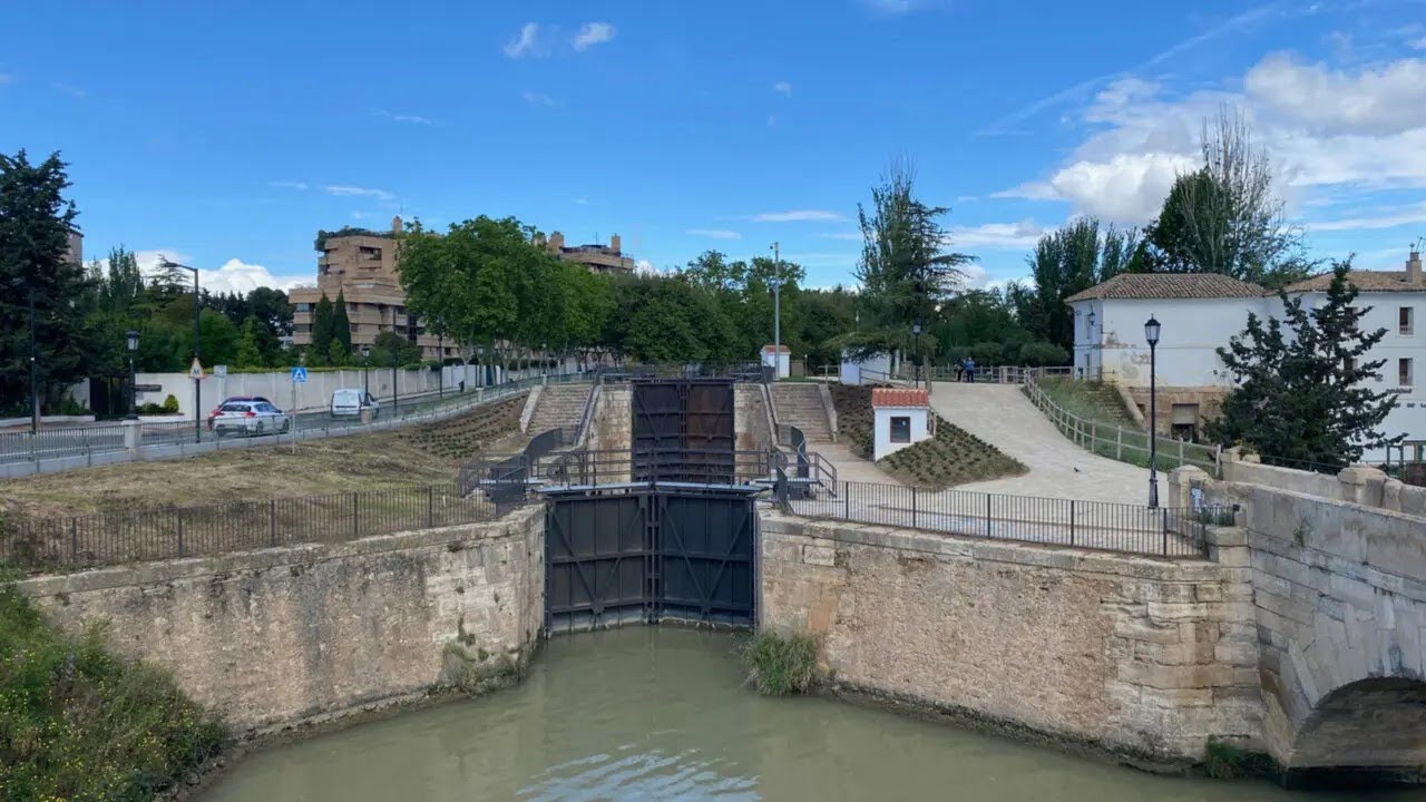 Las históricas esclusas del siglo XVIII del Canal Imperial vuelven a funcionar en Zaragoza