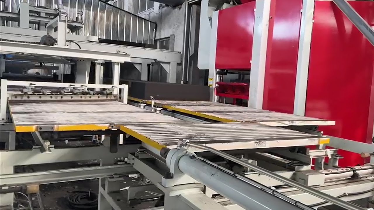 Automatic flaskless green sand moulding machine for complete foundry line