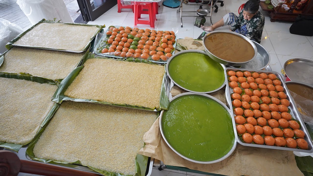Quầy bánh ngày Thanh Minh làm hì hục suốt 24 tiếng nhưng chỉ bán trong vòng 1 giờ