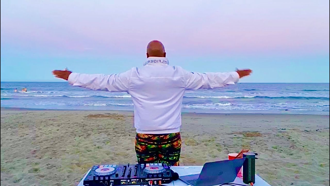 🌴🌞Sunset Mix with 🎧 DJ Corey Young 🌎 DJing on the beach!!!!