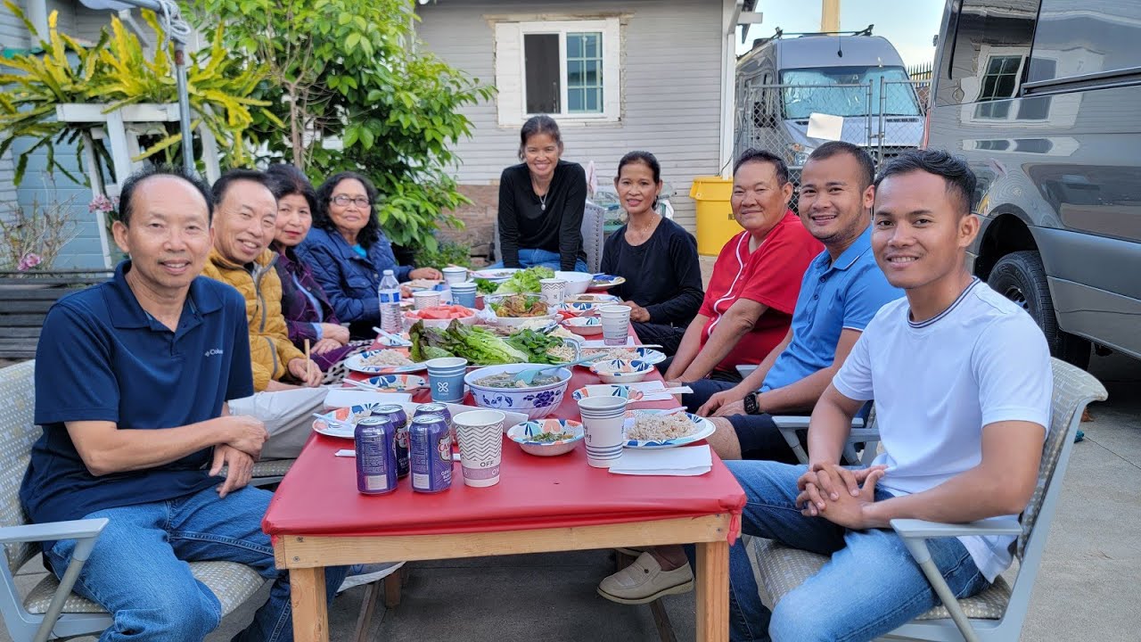 New Year at Wat Pomona- dinner with Rumdoul TV អាហារពេលល្ងាចជាមួយ បូ ផាត់ត្រាថ្ងៃចុងក្រោយ