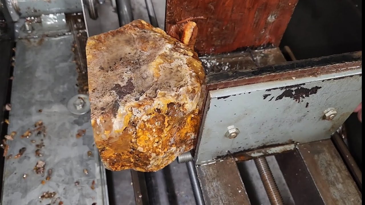 Slabbing some plume agate from Graveyard Point - Cutting Rocks