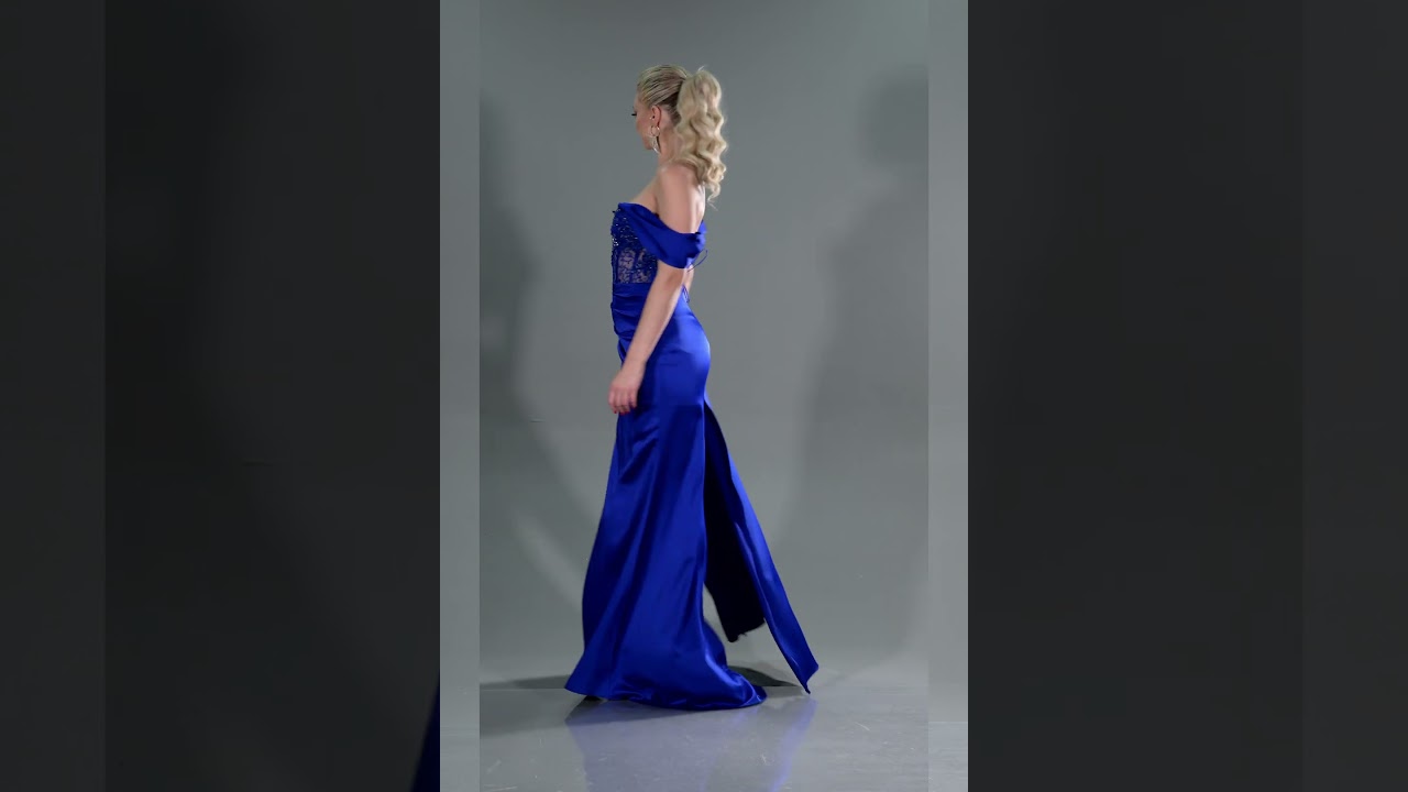 Saks Mavi Kayık Yaka Yırtma&ccedil;lı Uzun Saten Abiye ABU3454