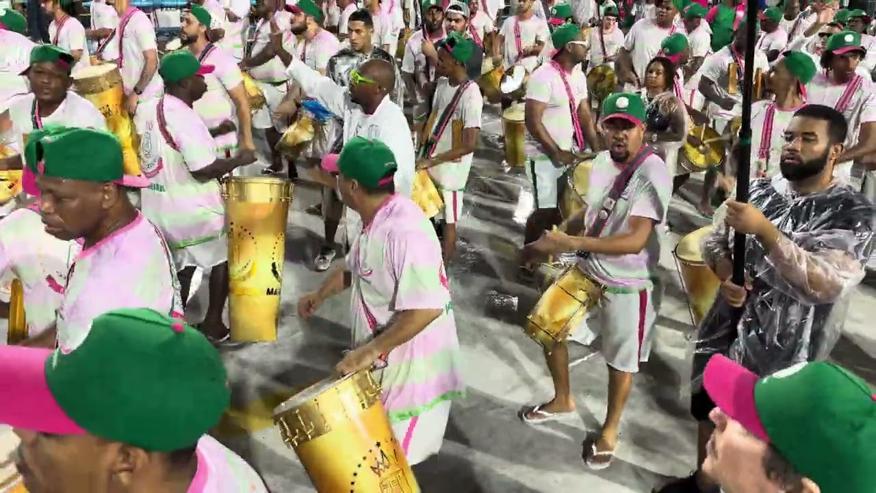 Bateria da Mangueira no ensaio técnico para o carnaval 2024