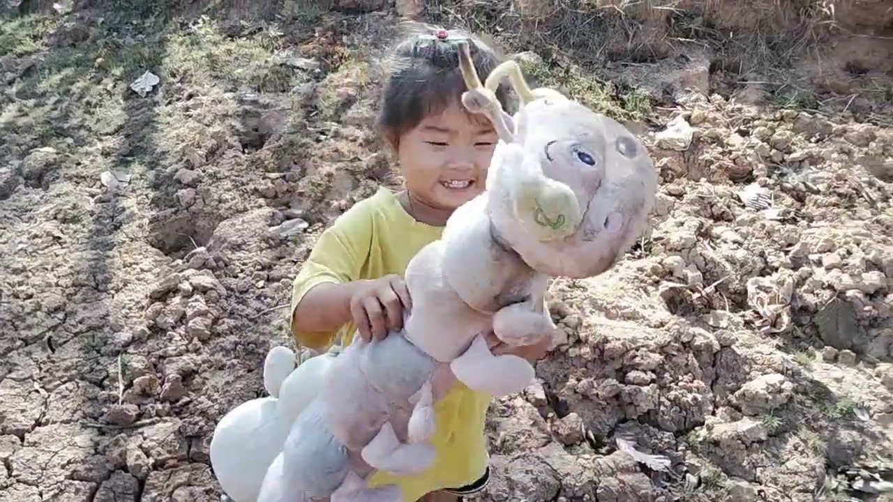 คลิปนี้แม่จีดพาหลานๆไปเลาะดูลูธกะปูแล้วเก็บผักติ้วจา้