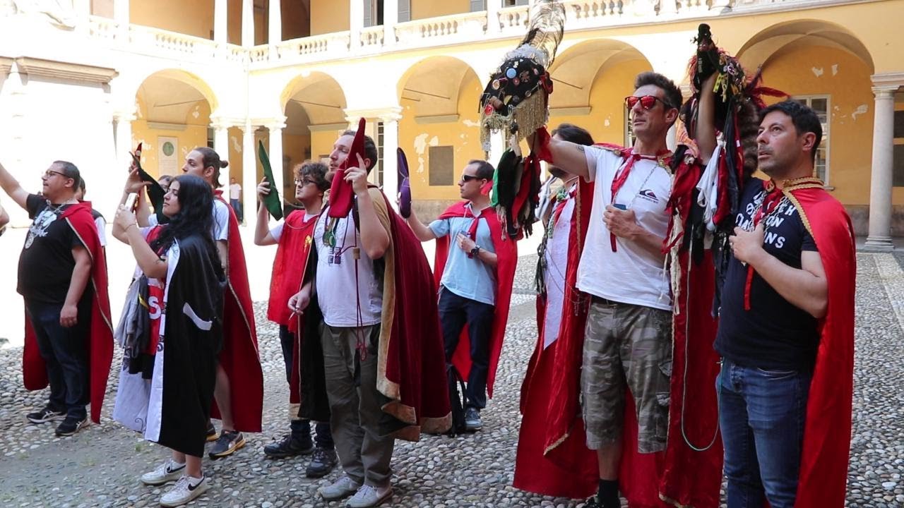Goliardi in piazza a Pavia per il benvenuto alle matricole