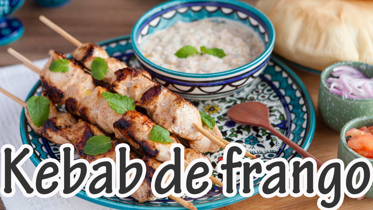 KEBAB DE FRANGO com molho de iogurte e pão sírio caseiroI Receitas e Temperos