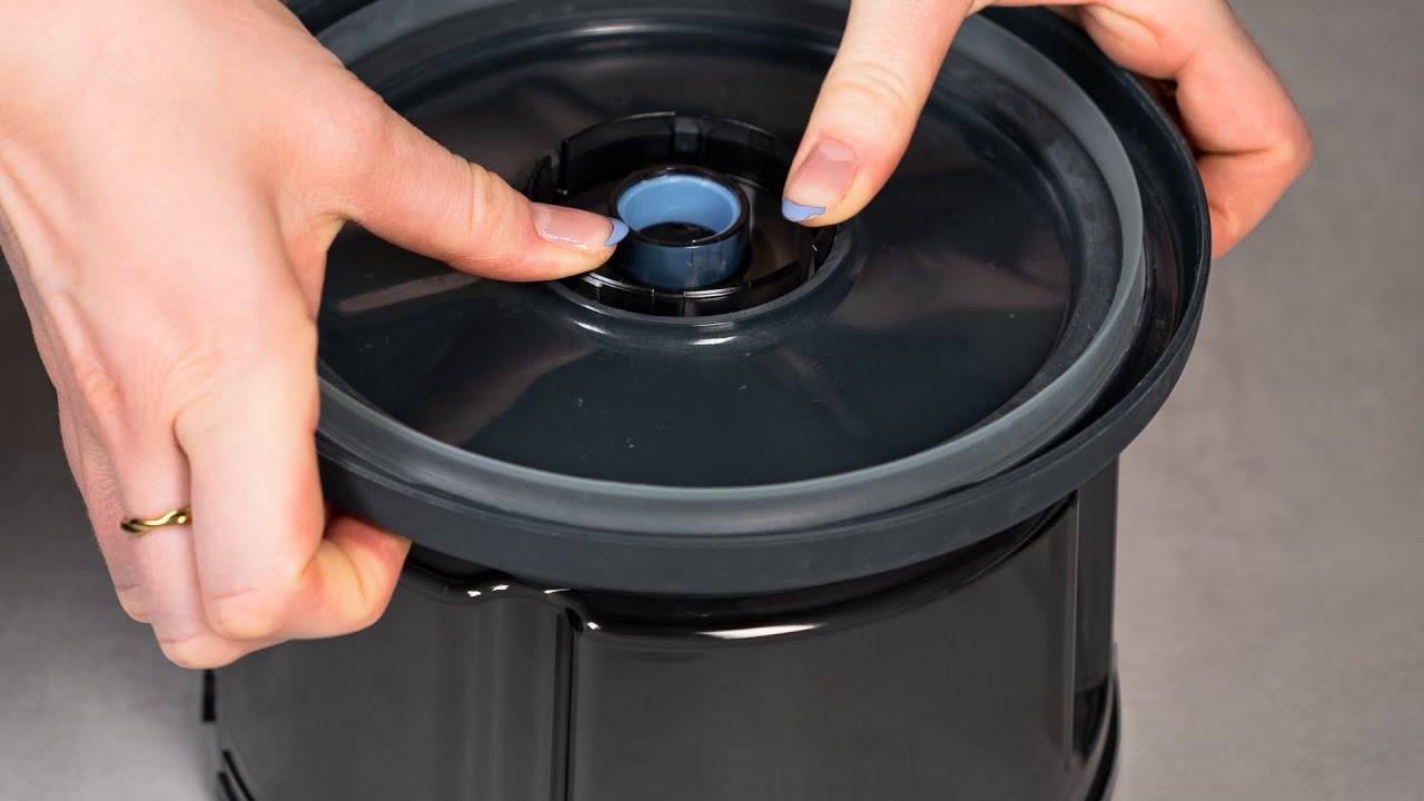 Tutorial: Wie l&ouml;se ich den WunderSlicer-Beh&auml;lter vom Mixtopfdeckel und entferne die Schneidscheibe?