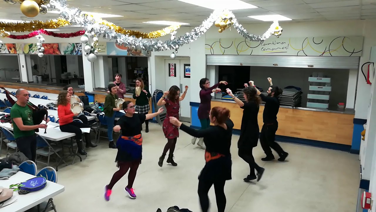 O merlo (Xota galega, Galician dance) Asociación Cultural A Caramiña (Londres)