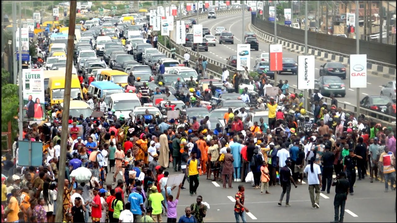 Tension Erupts On Third Mainland Bridge As Oworonshoki Residents Protest Demolition Of Their Homes