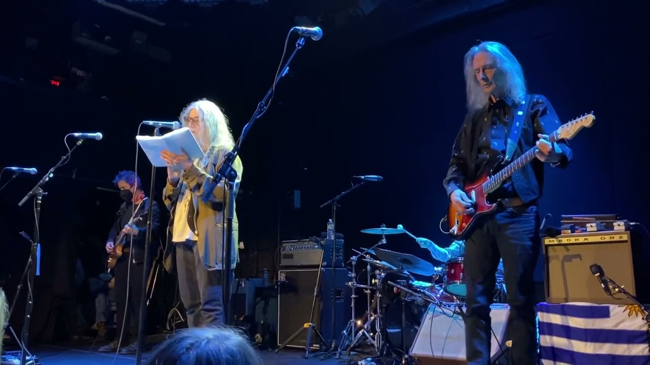 Patti Smith sings Ukrainian National Anthem