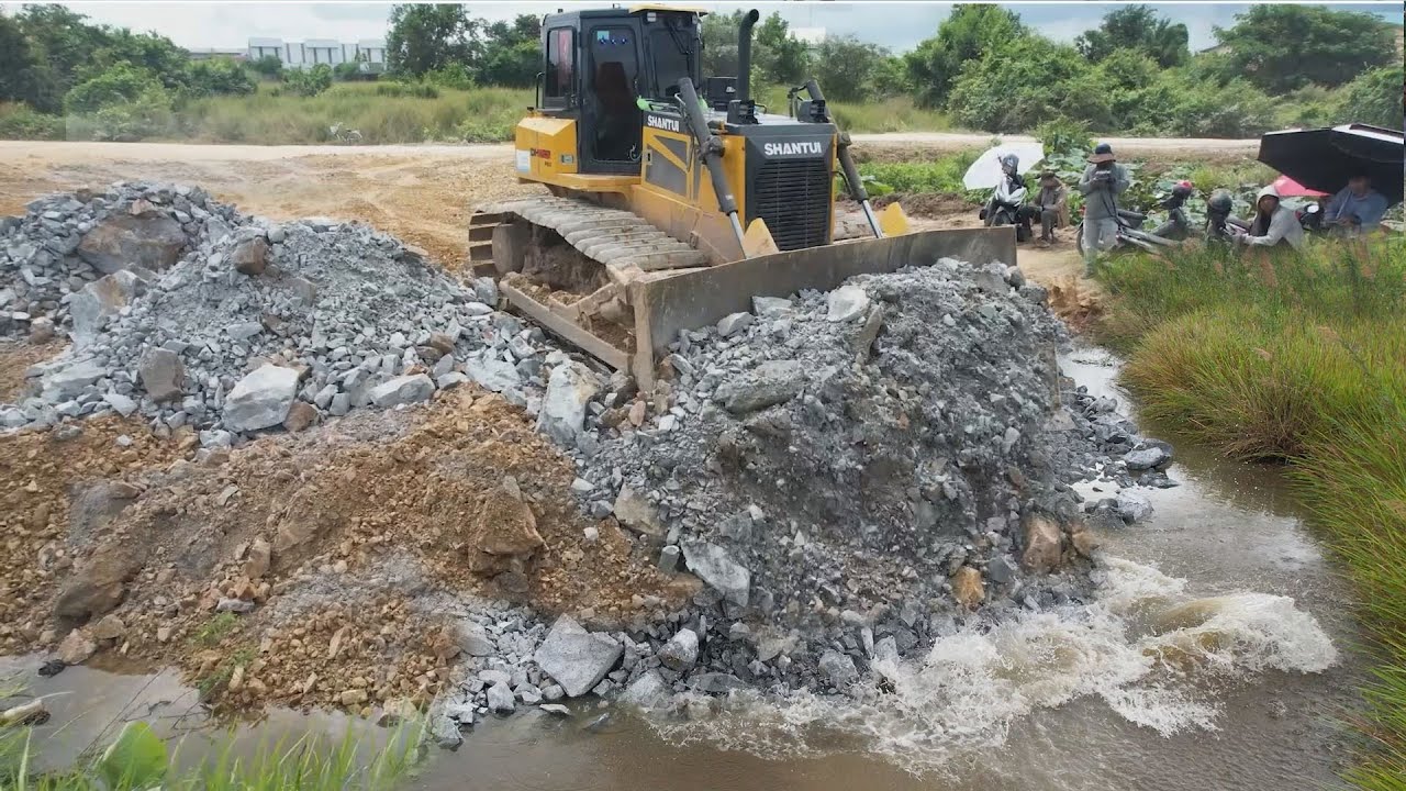 New Perfectly Bilding Truck DONGFENG 25.5Ton , Dozer Shantui Using Stones Pushing Over The Water