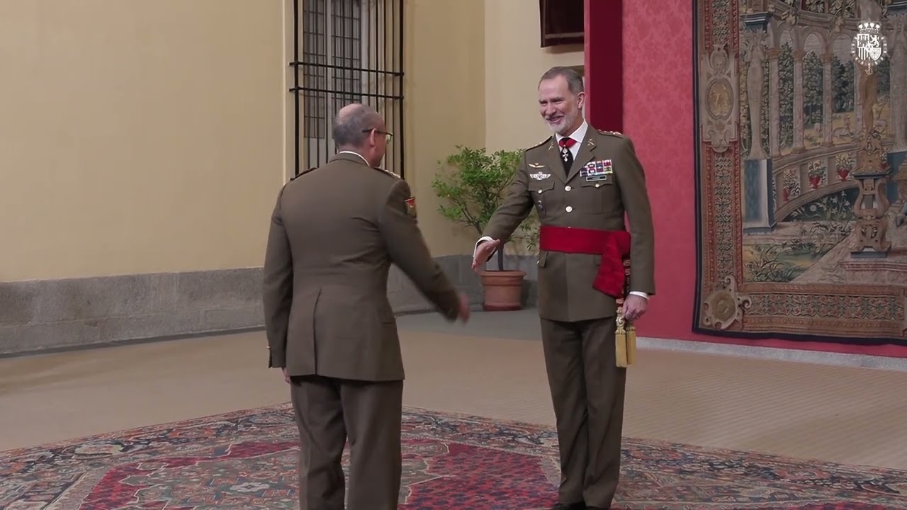 Audiencia militar de Su Majestad el Rey a un grupo de coroneles y capitanes de navío
