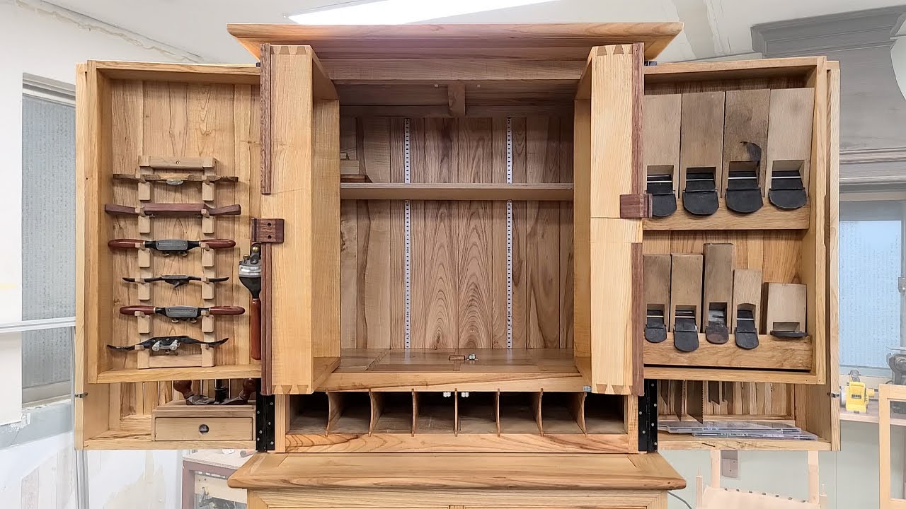 The carpenter's treasure box/tool cabinet making/storage space continues to appear.