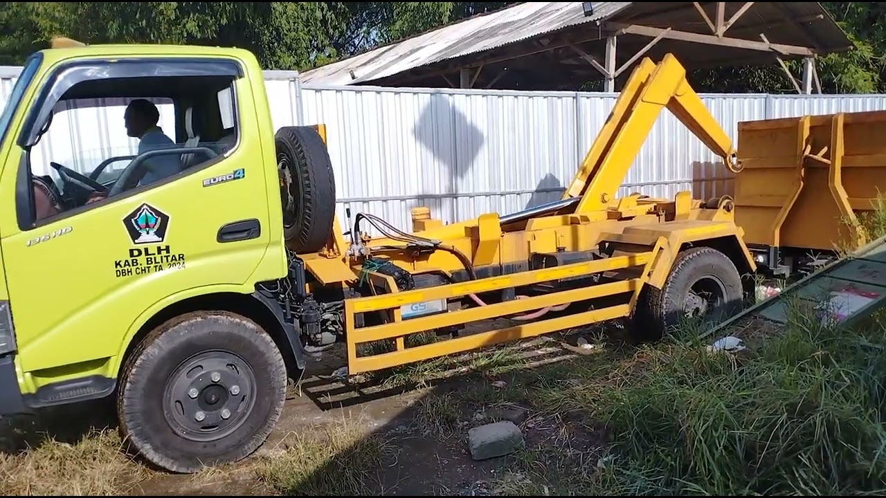 Mengambil sampah Di gus idham