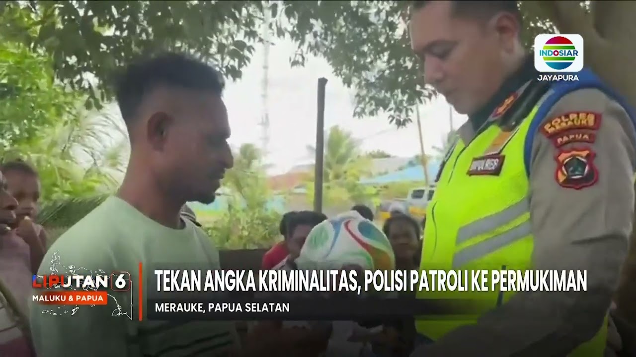 POLISI BAGI-BAGI BOLA KEPADA WARGA