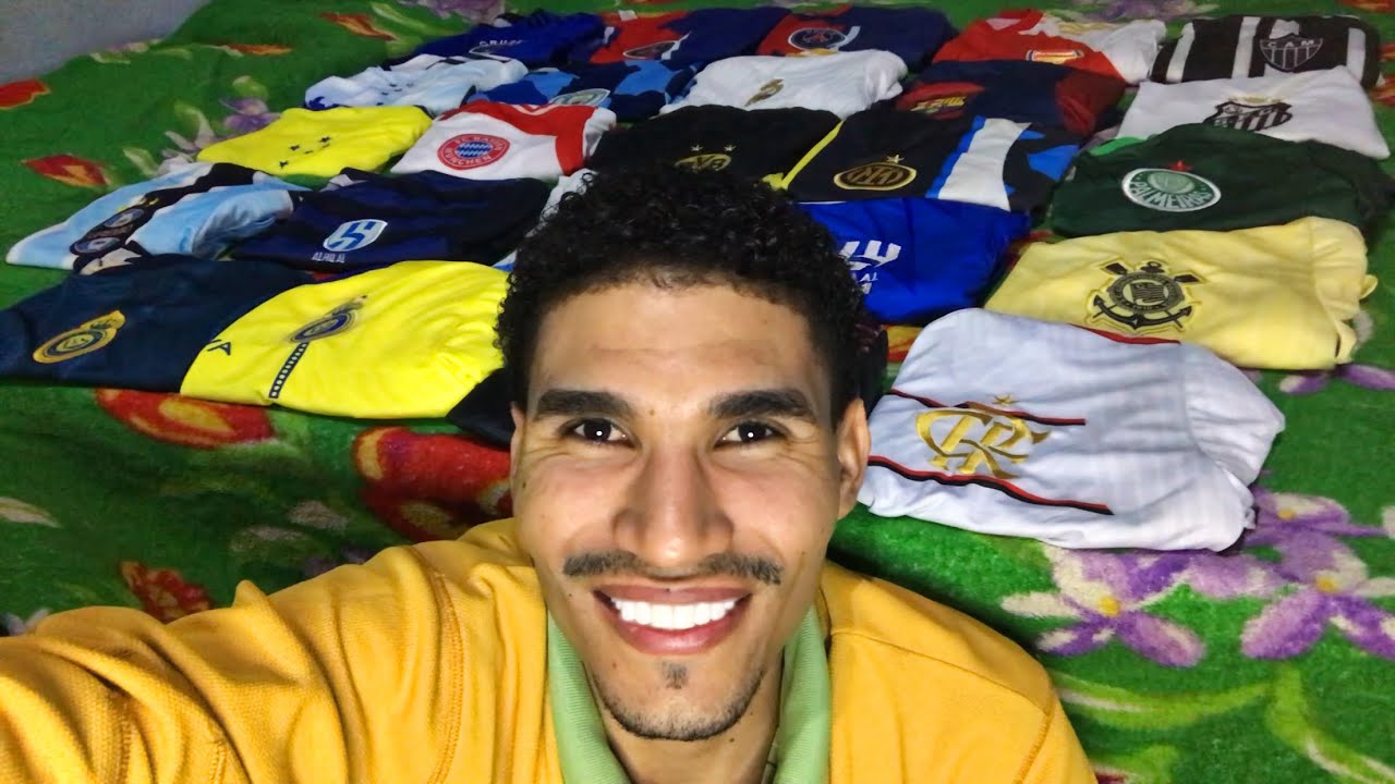 ASMR NA MINHA COLEÇÃO DE CAMISAS DE TIMES! *Scratching e Tapping*