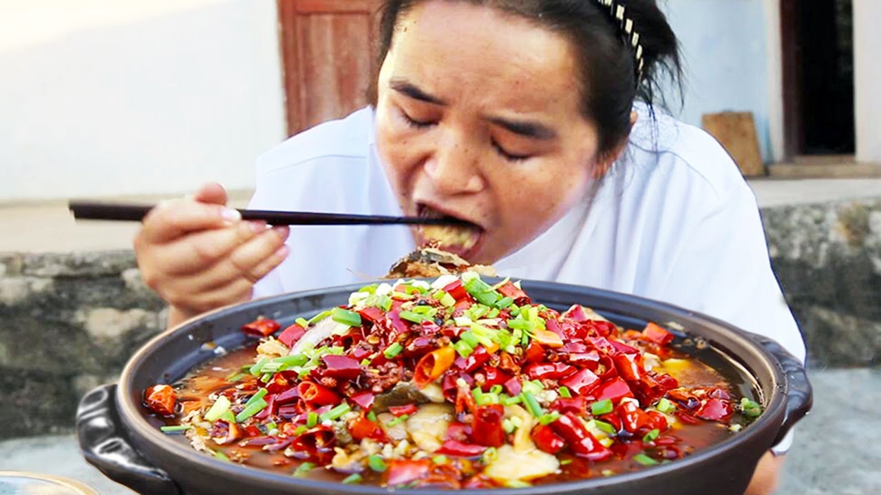 Сестра Мяо сегодня ест отварную рыбу. Ищите мясо рыбы в чили, он ароматный ~