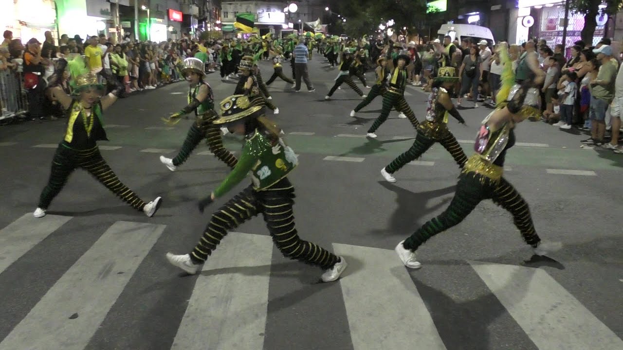Centro murga Derrochando alegría carnaval porteño 2024 corso Villa Urquiza Bs As Argentina