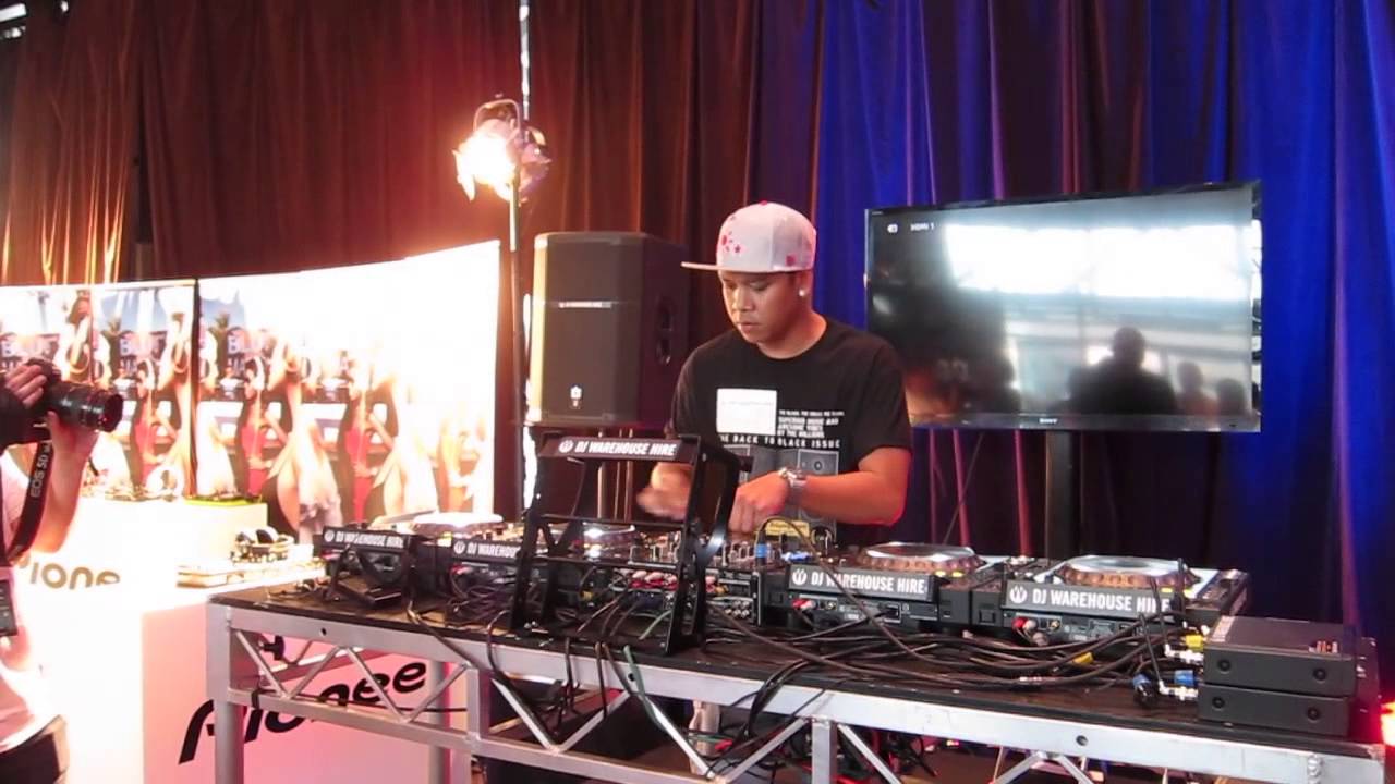 DJ Ravine with Pioneer Pro DJ @ EMC 2012 and special mini mix by DJ Chuckie!
