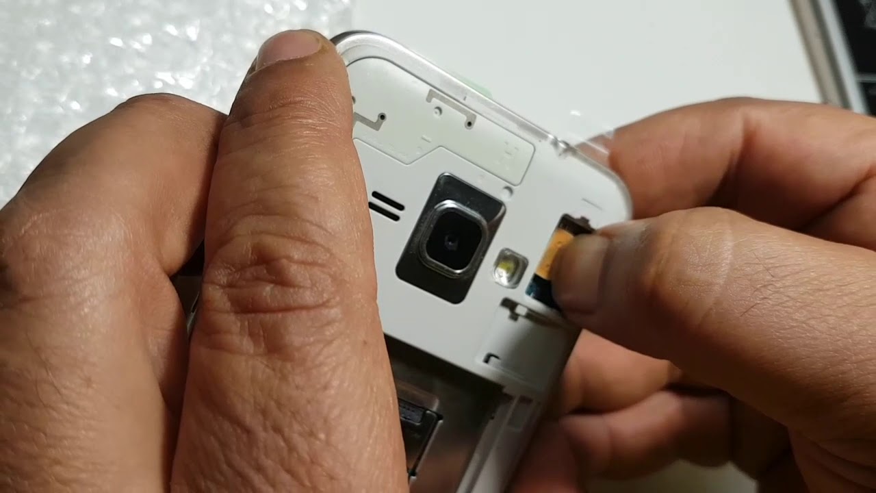Changer lcd samsung j1..طريقة تغيير شاشة سامسونغ جي ١..