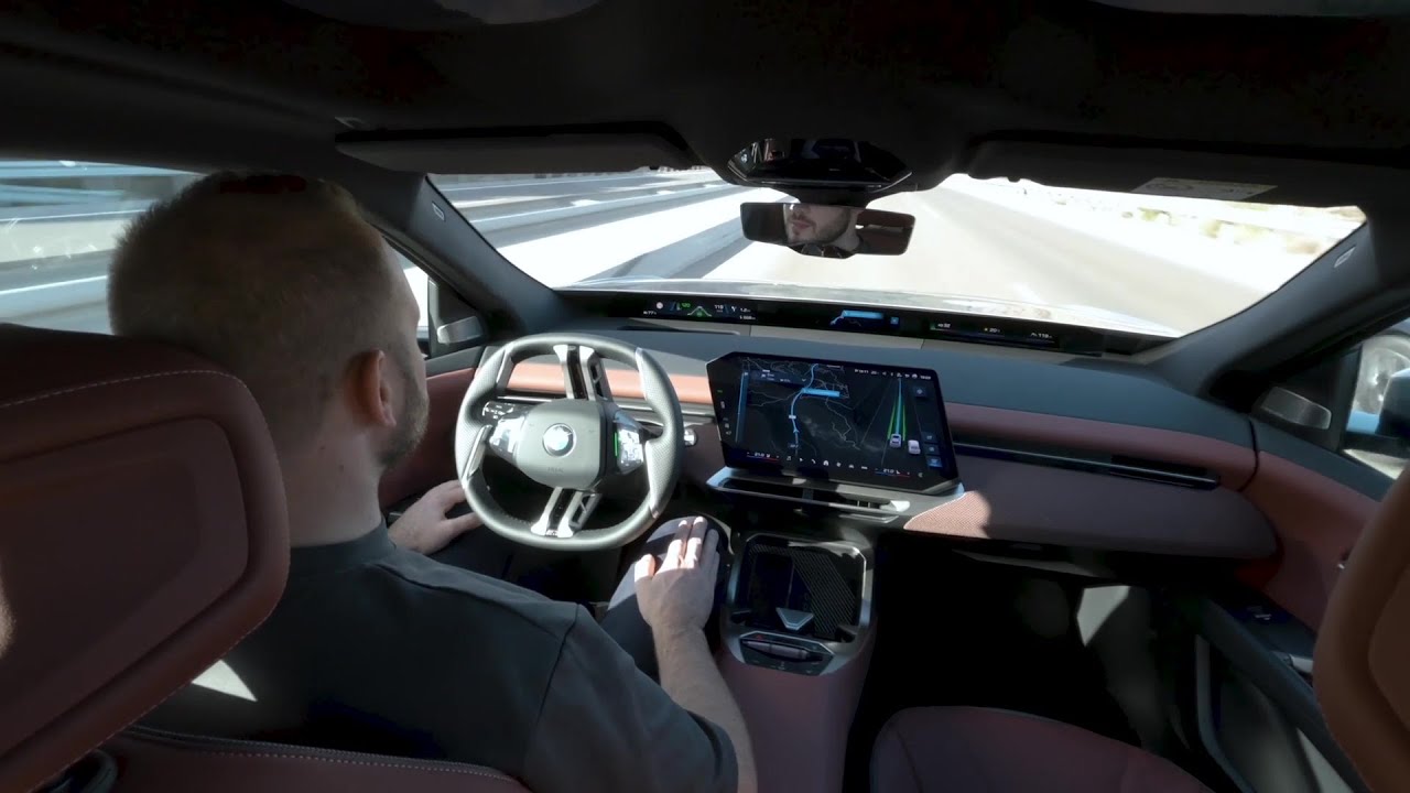 Новый BMW iX3 50 xDrive. Цвет кузова: Polarized Grey Metallic. Функция автоматического выхода из ...