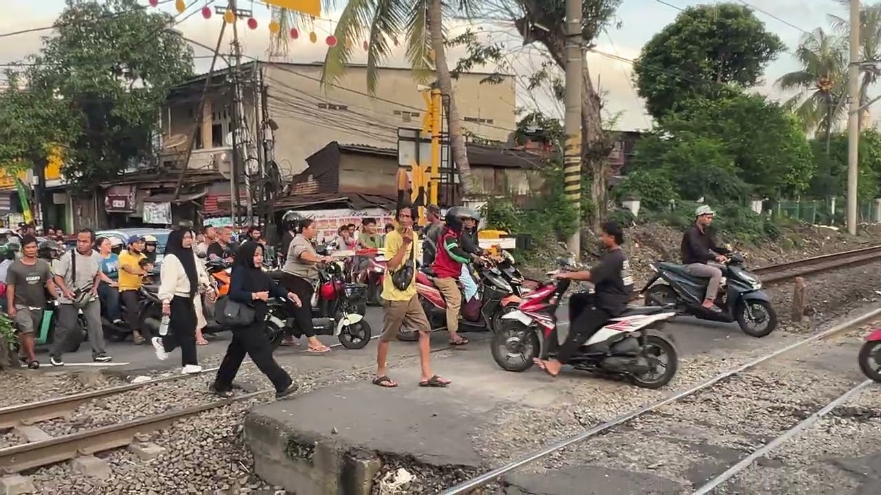 Kerata melalu cepat di perlintasan gang sentiong