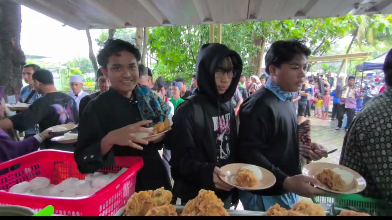 Hujan namun yang makan tak bergeming #jummamubarak #ramadhanwithyoutube 