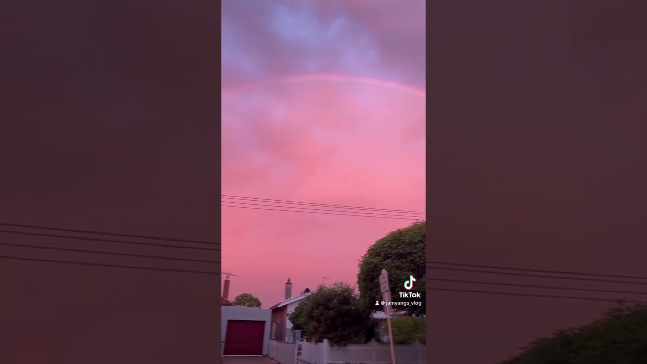 Jetsuen Drolma appeared in Rainbow form