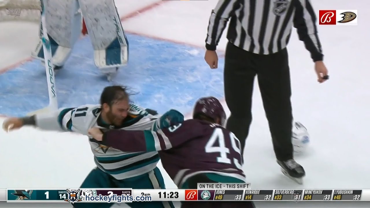 Luke Kunin vs Max Jones Nov 12, 2023