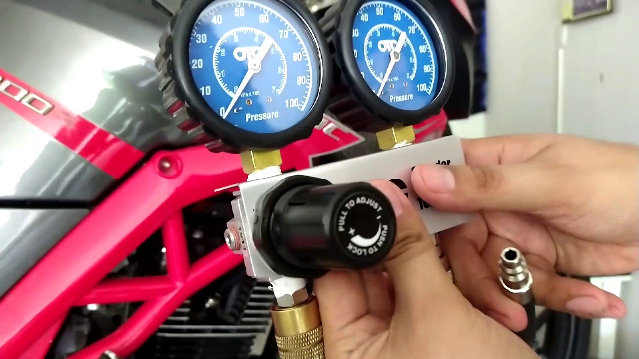 Prueba de compresión / Prueba de fugas de cilindro en una moto.