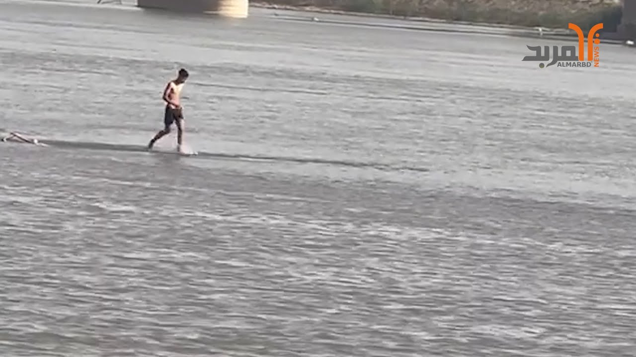 شاب يركض على نهر دجلة .. فديو يوثق انخفاض مناسيب المياه #المربد