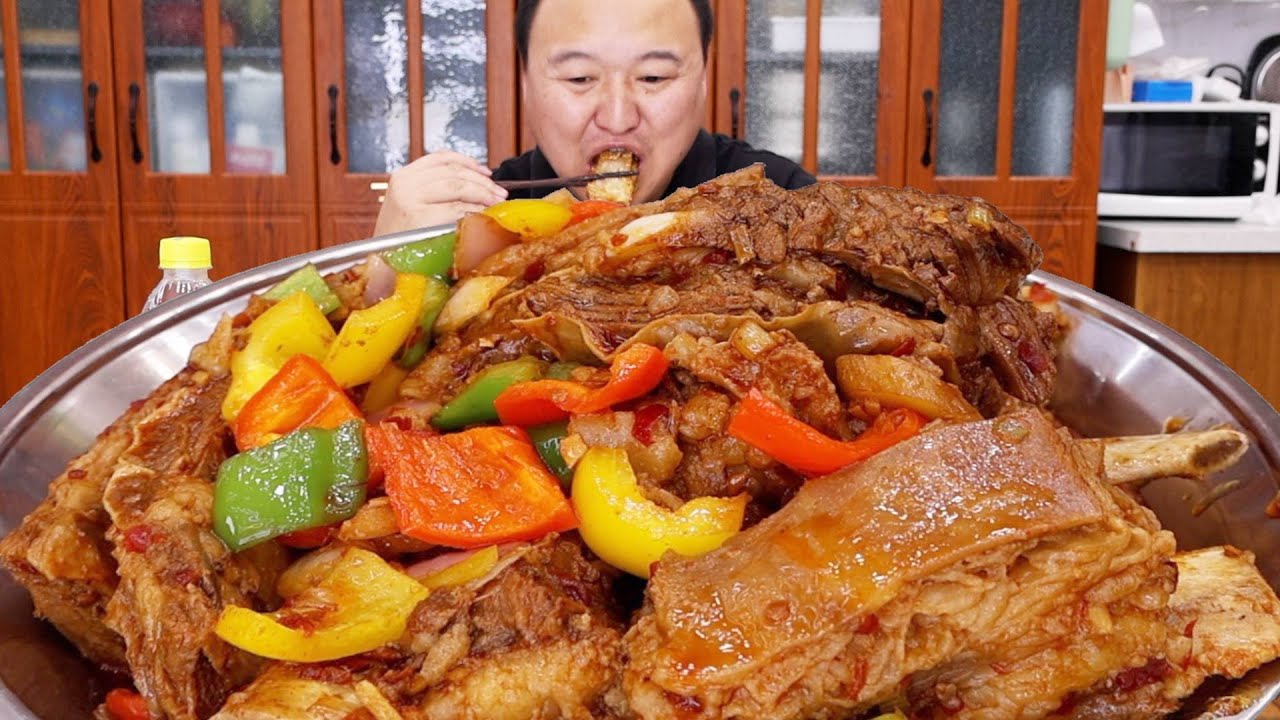 岳父送来点牛排，阿强做辣炒牛排，整根抱着啃太过瘾啦！【cram阿强】