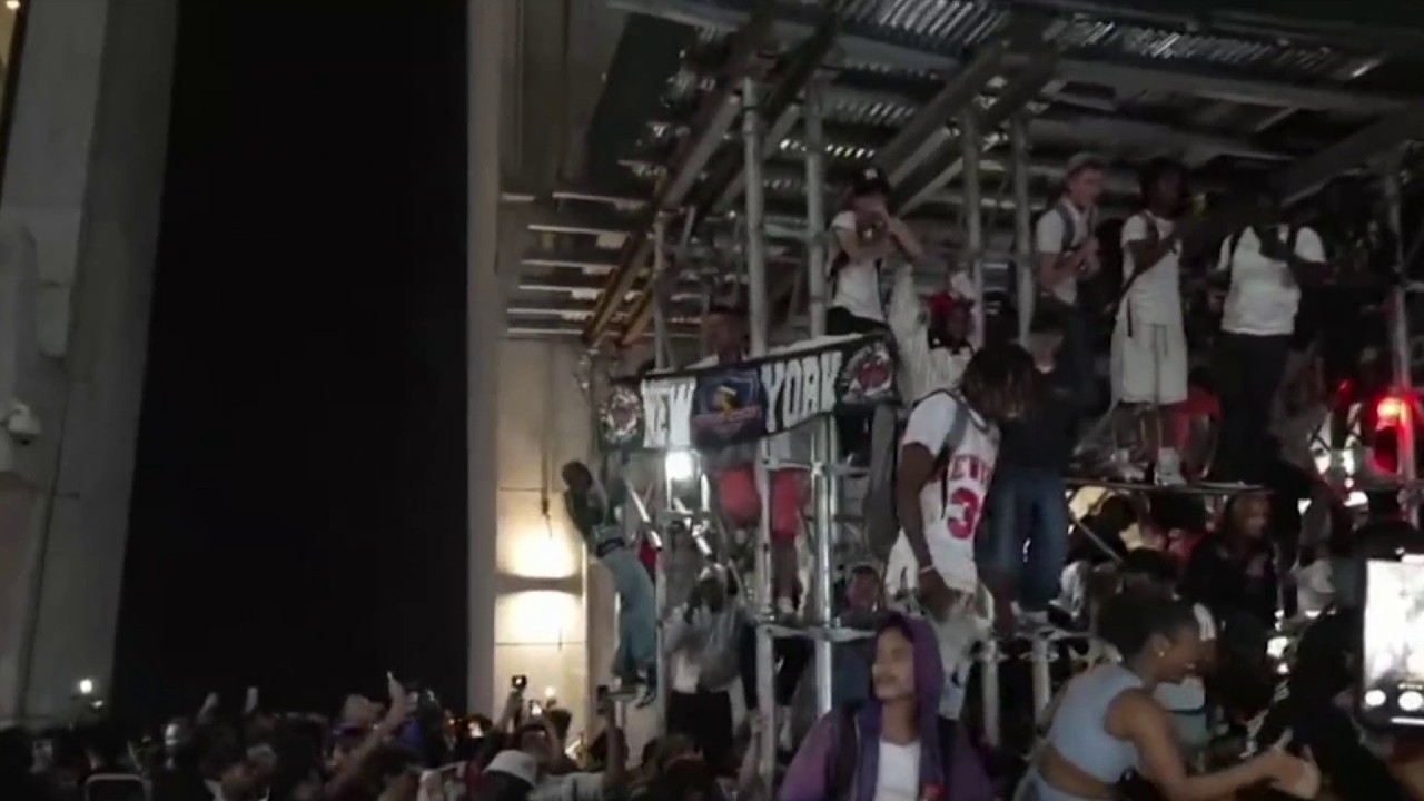 Chaos erupts outside Bryant Park Knicks watch party as raucous fans fight | NBC New York