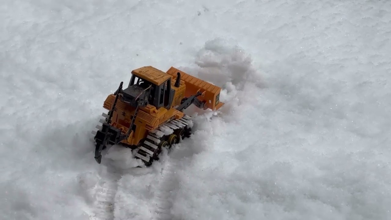 ラジコン重機【ラジコンブルドーザーで除雪】