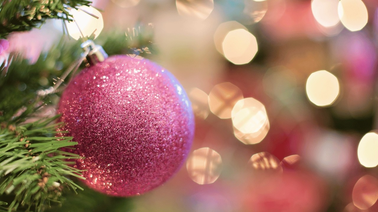 Pink Christmas Screensaver for TV 🎀 1 Hour Cozy Holiday Background